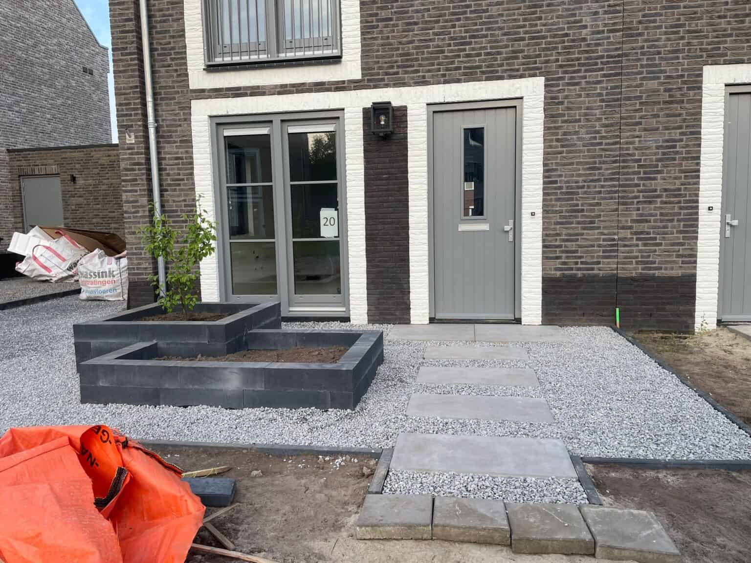 1. Moderne voortuin met grind en betonnen tegels voor stijlvolle buitenruimte.