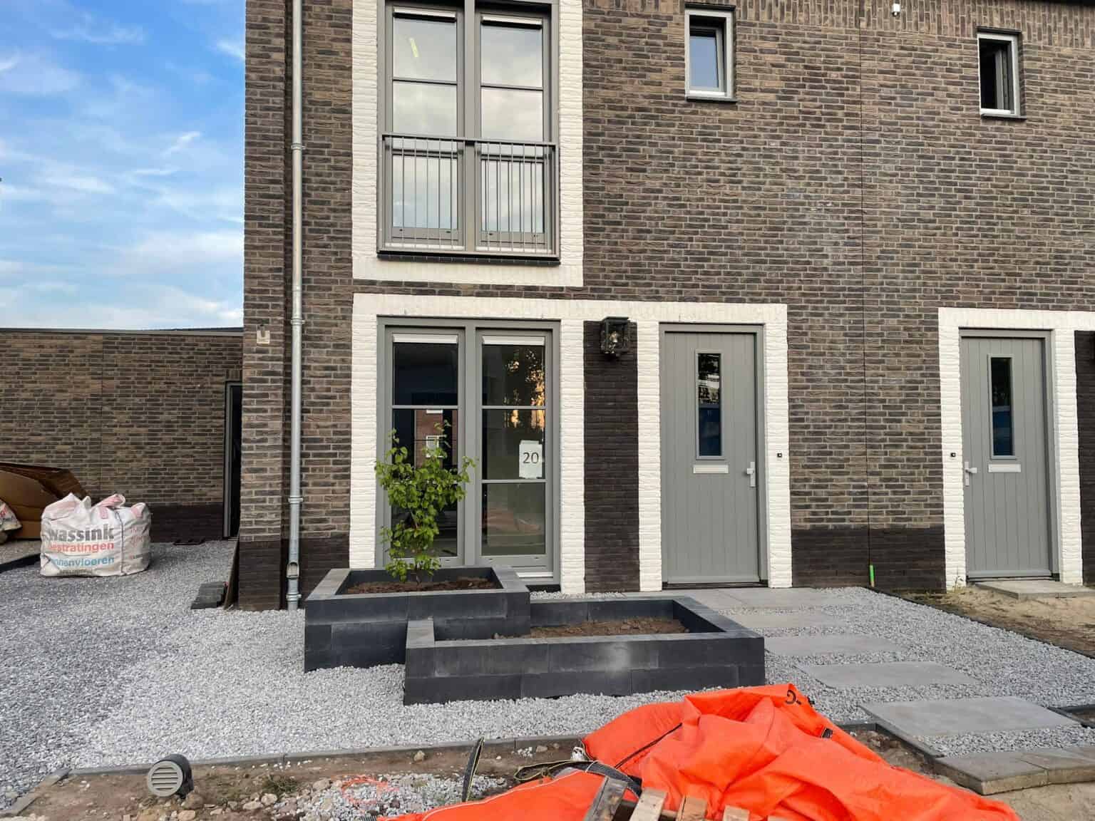 Moderne tuinarchitectuur met keramische tuinstenen en stijlvolle gevels.