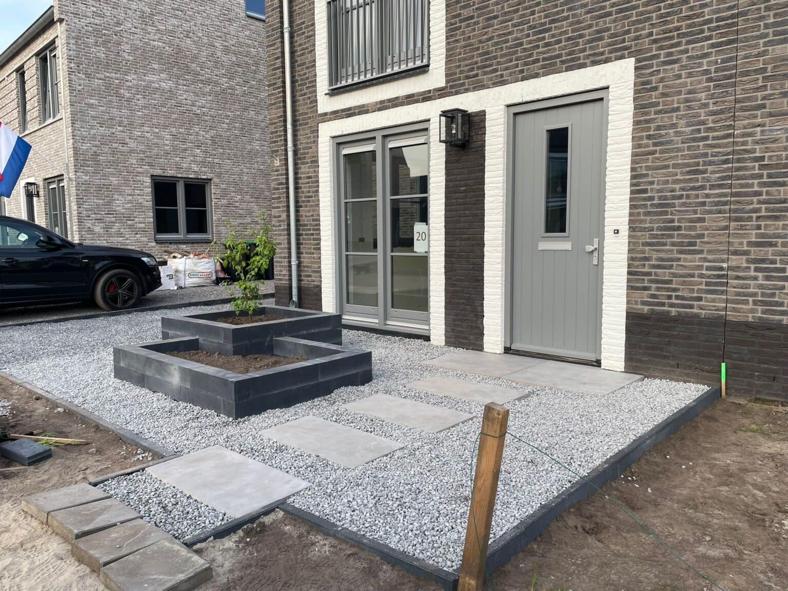 1. Moderne voortuin met grind en plantenbakken voor woning.