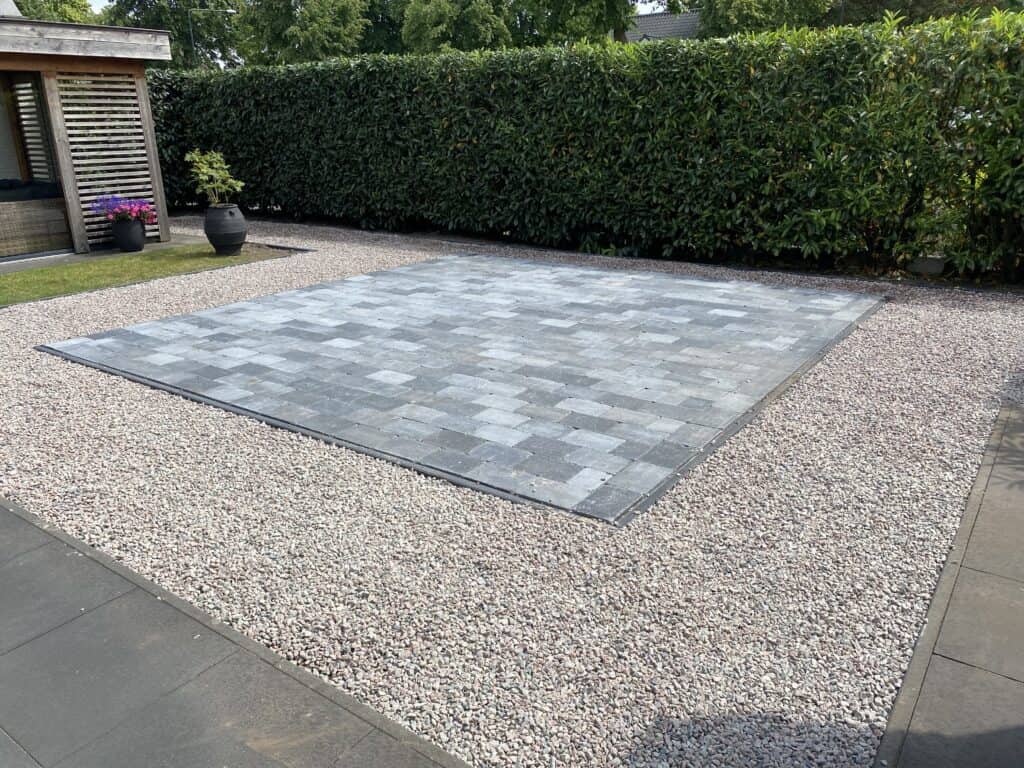 Gevelstenen, sierbestrating en grind in tuin, tuinontwerp en hoveniersdiensten, tuinmeubilair en planten, tuinrenovatie gespecialiseerde hoveniers.