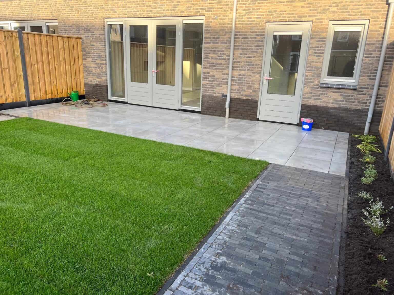 Strak gelegde grasmatten en bestrating door vdhoogenhoveniers