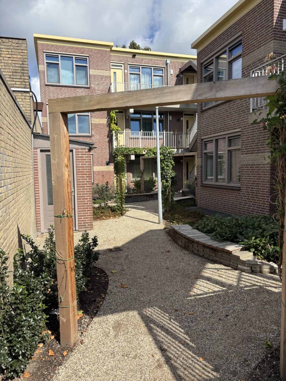 Kunststof tuinsteiger en plantenbakken in een moderne woonomgeving.